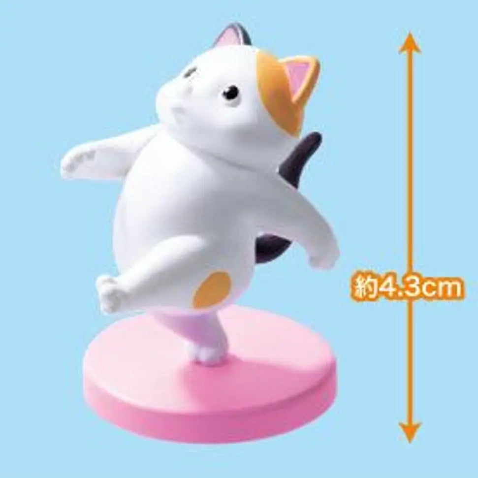 Small cat-shaped figurine on a pink base with a measurement label on a blue background
